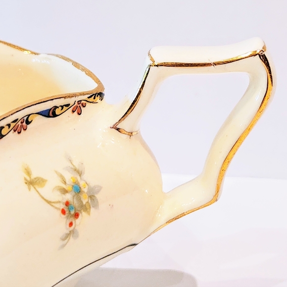 Antique Royal Winton creamer and sugar dish with lid. - Picture 10 of 11